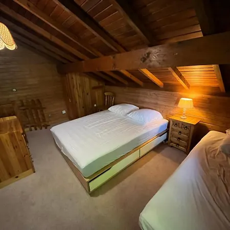 Entier, Vue Panoramique, Ruisseau Et Sauna. *