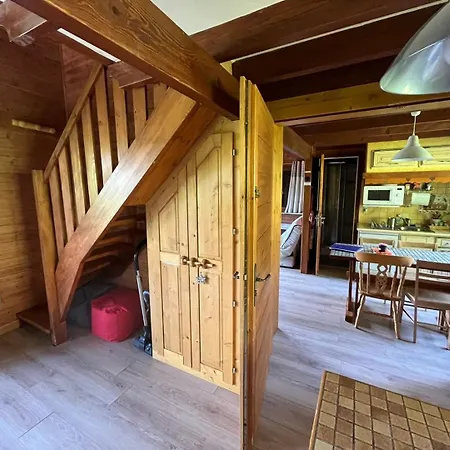 Entier, Vue Panoramique, Ruisseau Et Sauna. *