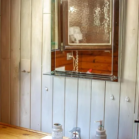 Entier, Vue Panoramique, Ruisseau Et Sauna. *